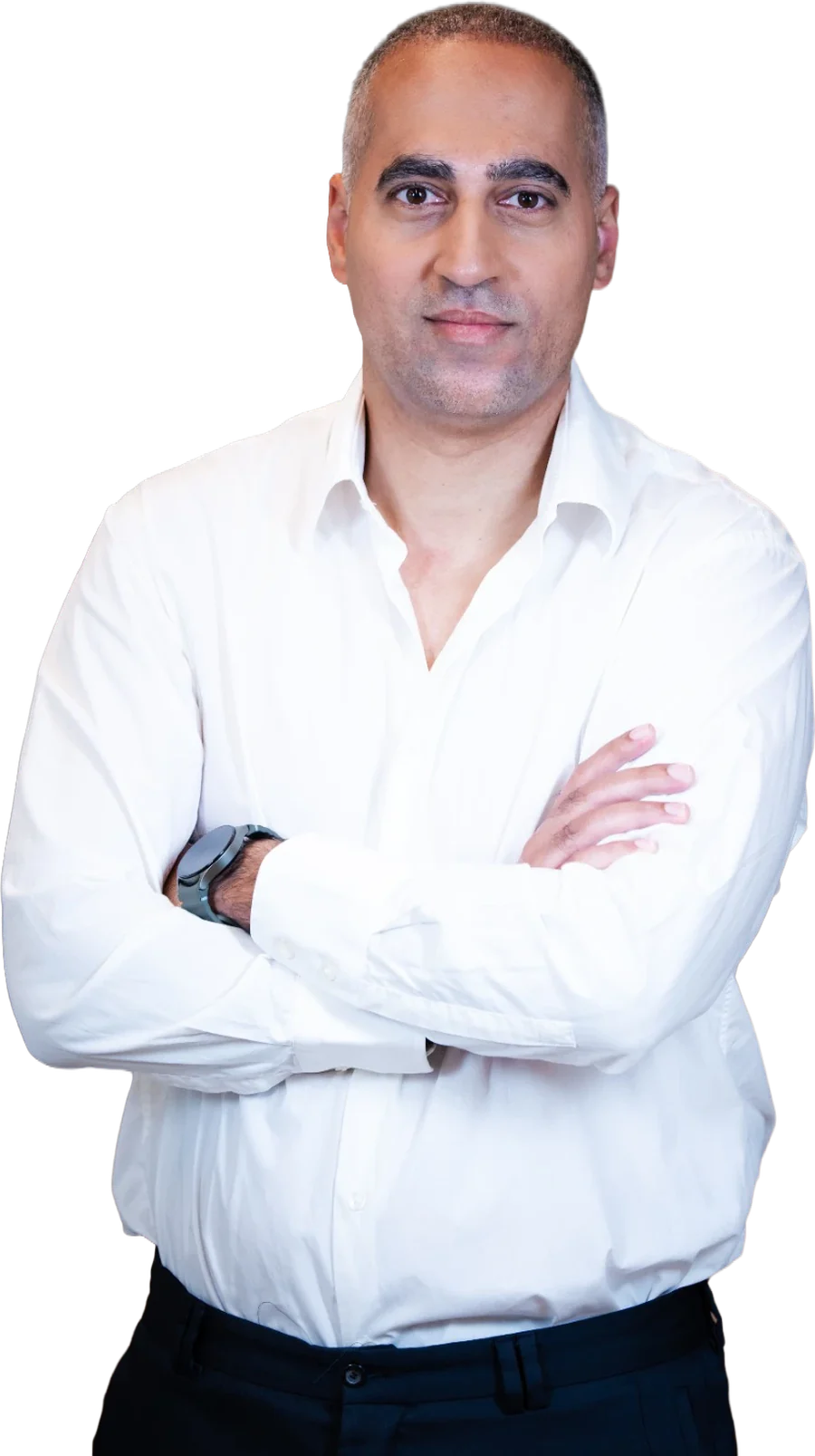 אמיר גווילי בחולצה לבנה, ידיים שלובות